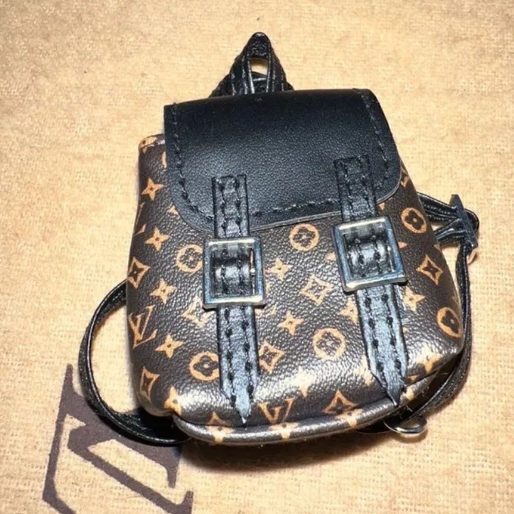 Fashion Brown LV backpack PU leather mini keychain.